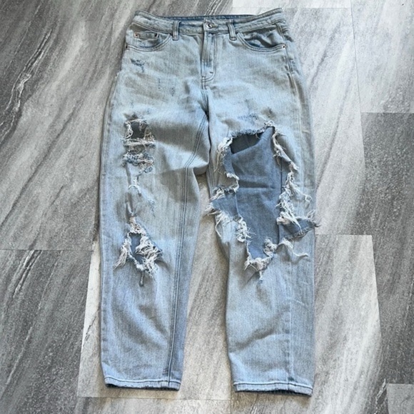 Light wash high rise mom jeans size 6 Wild Fable w/ rips - Picture 3 of 10